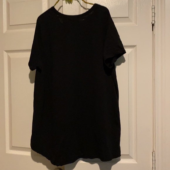 Black round neckline short sleeves tee w/odd hem - Picture 4 of 7